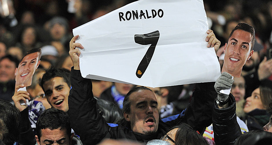 REAL MADRID - GALATASARAY 4:1: Er fehlte verletzt, dennoch war Cristiano Ronaldo allgegenwärtig. Die Real-Fans huldigten ihren Star. Eine Aktion unter dem Mitto "Pro Ronaldo" bei der Wahl zum Weltfußballer des Jahres