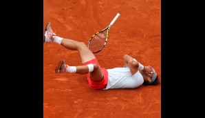 Ein Sieger am Boden. Nach einem Jahr voller Verletzung und ohne Grand-Slam-Sieg besiegte Rafael Nadal Landsmann David Ferrer im Finale der French Open. Wo auch sonst?