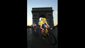 Triumphbogen und Triumphator. Christopher Froome gewann die 100. Ausgabe der Tour de France und rollte nach drei Wochen voller Qualen gemütlich die Champs Elysees entlang