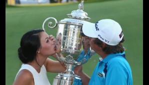 Nach Jason Dufners Sieg bei den PGA Championships musste seine Frau Amanda kurzzeitig mit dem Pokal vorlieb nehmen. Sie wird es verschmerzen