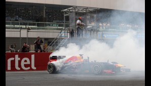 Ein Finger, ein Doughnut - vier WM-Titel. Sebastian Vettel machte einigen Rauch um seine erneute Titelverteidigung...
