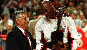 Wenn zwei ganz große ein Schwätzchen halten - überreicht David Stern Michael Jordan die MVP-Trophäe. Insgesamt trafen sich der Commissioner und His Airness fünf Mal zum Plausch