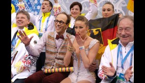 Karneval? Grand Prix? Nein, Eiskunstlauf. Nelli Zhiganchina und Alexander Gazsi warten auf ihre Wertung im Teamwettbewerb