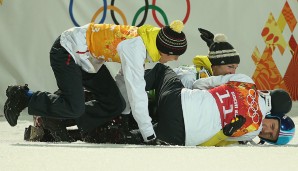 Gold für Deutschland! Die DSV-Adler überrenen Schlussspringer Severin Freund nach dem Olympiasieg