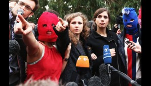Pussy-Riot-Aktivistinnen stellten auf einer Pressekonferenz ihr Video zu "Putin will dir Liebe zum Mutterland beibringen" vor. Anschließend wurden sie abgeführt