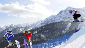 Keine Zeit für schönen Ausblick: Die Ski-Crosser während des spannenden Finales