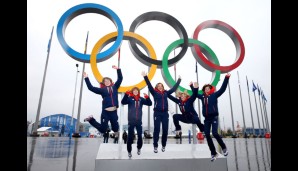 3..2..1..Cheese!!! Das britische Curling-Team der Damen feiert seine Bronze-Medaille. Das schlechte Wetter tut der Stimmung keinen Abbruch