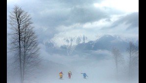 "The Fog"- Nebel des Grauens im Rosa Khutor Extreme Park? Die Skicross Damen stürzen sich trotzdem wagemutig den Hang hinunter