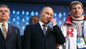 Verdrückt Staatspräsident Wladimir Putin (Mitte) da etwa ein Tränchen?