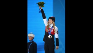 Zum Schluss noch das schönste Bild des zweiten Tages: Justine Dufour-Lapointe, die ihre Goldmedaille für den Erfolg auf der Buckelpiste bekam