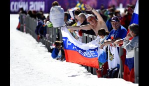 Wie an diesem russischen Fan unschwer zu erkennen ist, war der sechste Olympia-Tag von Sonnenschein geprägt