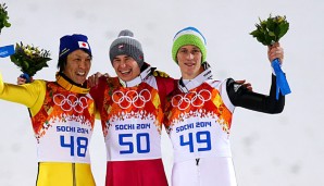 Von der Großschanze sichert sich der Pole Kamil Stoch (Mitte) vor Noriaki Kasai (l.) und dem Slowenen Peter Prevc Gold