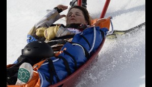 Beim Snowboard Cross gab es leider böse Stürze. Hier wird die US-Amerikanerin Jacqueline Hernandez abtransportiert
