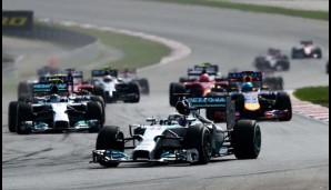 Lewis Hamilton setzte sich vorn deutlich ab, während Rosberg sich vor Turn 4 noch gegen die Red Bull verteidigen musste