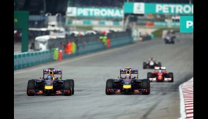 Dann fielen die Red Bull langsam zurück. Vettel kassierte seinen Teamkollegen Ricciardo allerdings noch spielend