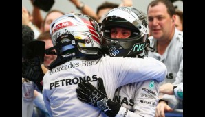 Teamkollege Nico Rosberg gratulierte dem Engländer artig und war mit den Augen schon bei der Siegerehrung