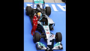 Derweil studierte Fernando Alonso den Silberpfeil. Darf's mal wieder ein anderes Auto sein?