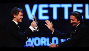 Und direkt die nächste Award-Übergabe mit deutscher Beteiligung. Sebastian Vettel erhielt den Preis für den Sportsman of the Year aus den Händen von Emerson Fittipaldi