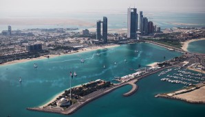 Was für ein Panorama! Vor der spektakulären Skyline von Abu Dhabi absolvierten die Piloten den anspruchsvollen Parcours