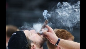 Titel und Rauch: Timo Pielmeier genehmig sich zuerst einmal eine Zigarre