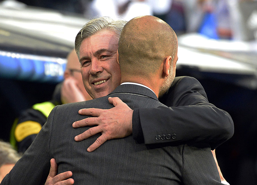 Real Madrid - FC Bayern München 1:0: Zwei große Trainer vor einem großen Spiel: Carlo Ancelotti begrüßt Pep Guardiola in "seinem" Bernabeu