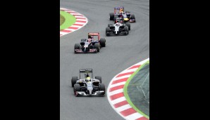Derweil gibt Vettel richtig Gas. Nach Getriebewechsel von 15 gestartet, arbeitet er sich mit einer fabelhaften Aufholjagd und guter Strategie auf Rang 4 vor