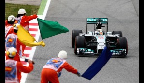 Die Streckenposten in Spanien wissen, wie man's macht: Lewis Hamilton wird beim Europaauftakt zu Recht gefeiert
