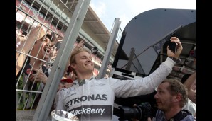 Ablenkung für Nico Rosberg - wenn nur Platz zwei herausspringt, gibt's ein hübsches Selfie für die Social-Media-Auftritte