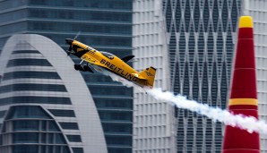 Der überragende Mann in der Hitze Malaysias war allerdings Nigel Lamb, der zu seinem ersten Karrieresieg im Red Bull Air Race schoss