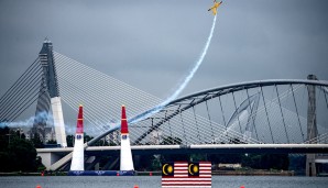 Vor der Flagge Malaysias flog der Brite in seinem MXS-R-Rennflugzeug am schnellsten und gewann somit