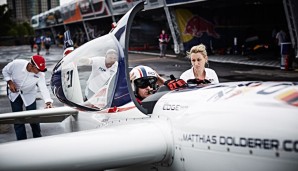 Der Deutsche Matthias Dolderer war kurz danach aber hoch konzentriert und macht sich hier mit Team-Managerin Claudia Maur (r.) fürs Rennen bereit