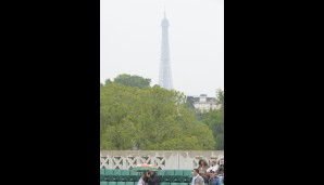 Selbst der Eiffelturm ließ sich beim Pariser Nebel nur erahnen. Gespielt wurde dann aber doch irgendwann...