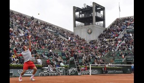 FedEx beim Aufschlag in Roland Garros - Die Zeit scheint still zu stehen wenn der Schweizer am Werk ist