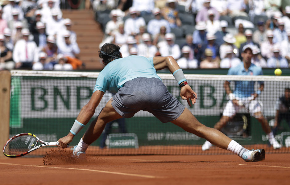 Rutschpartie auf Sand. Nadal pflügt über den Platz und kämpft um jeden Milimeter. Als Belohnung gibts den zweiten Satz für den Spanier