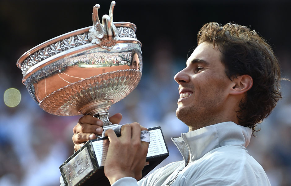 Gewohntes Bild am Ende von Roland Garros. Nadal bekommt die Trophäe überreicht, er ist der unbestrittene König aus Sand. Glückwunsch!!!