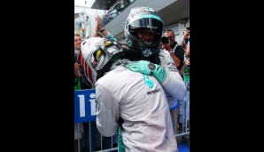 Die Mercedes-Euphorie hält an. Lewis Hamilton gratulierte Nico Rosberg im Parc fermé artig