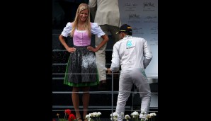 Und Lewis Hamilton vergnügnete die in Tracht gekleideten Grid Girls