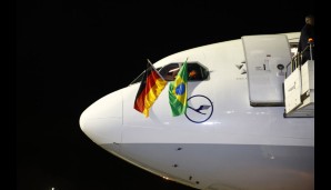 Gelandet! Nach zehn Stunden Flug erreicht die Maschine der deutschen Nationalmannschaft ihr Ziel in Brasilien