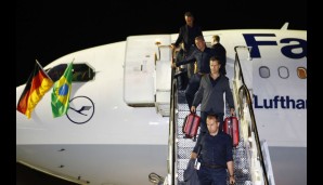Hansi Flick und Oliver Bierhoff steigen als erstes aus dem Flugzeug und betreten brasilianischen Boden