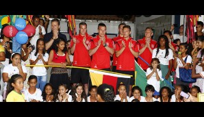 Am Mittwoch stattete das DFB-Team einer brasilianischen Schule einen Besuch ab. Kevin Großkreutz wirkt noch skeptisch.