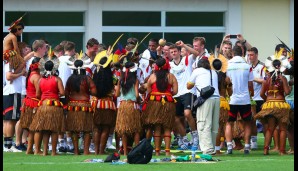 Am Montag statteten einige Pataxo-Indianer dem DFB-Team um Geburtstagskind Miro Klose einen Besuch ab. Thomas Müller war mit der Rassel sichtlich in seinem Element