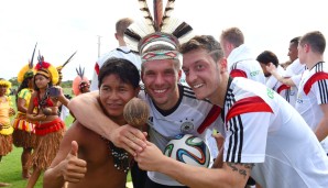 Doch nicht nur der Bayer, auch Häuptling Lukas Podolski und Mesut Özil freuten sich über die exotischen Gäste
