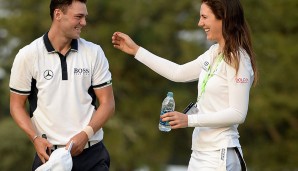 Sandra Gal gratuliert zuerst. Die Düsseldorferin darf sich seit 2012 übrigens "Hottest Female Golfer" nennen!