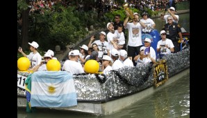 Die Spurs begannen ihre Parade wie immer auf dem Fluss - mit Familien und Trophäe