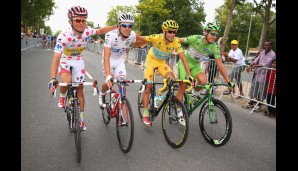 Schaulaufen für die Sieger: Rafal Majka, Thibaut Pinot, Peter Sagan und Vincenzo Nibali (von links nach rechts) präsentieren ihre Klassement-Sieger-Trikots