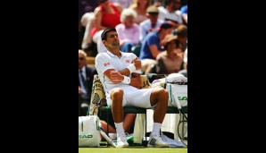 Novak Djokovic musste sich nach einem Sturz behandeln lassen, konnte aber weiterspielen und gewann in drei Sätzen