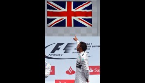 Lewis Hamilton bekam davon wenig mit. Er hatte letztlich eine halbe Minute Vorsprung und demonstrierte seine Vaterlandsliebe