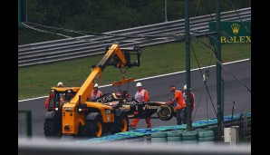 Romain Grosjeans Bolide wurde per Kran abtransportiert