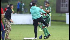 Die Demonstranten griffen die Spieler von Maccabi Haifa an