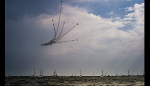 Bevor das Rennen startete, bekamen die Zuschauer aber noch echte Kunstflug-Akrobatik von den Breitling-Jets geboten